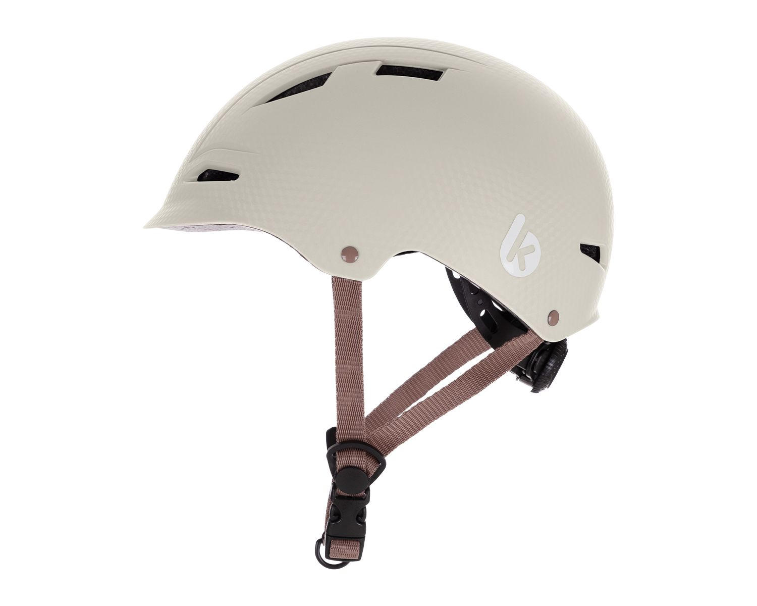 Ein beiger Fahrradhelm mit braunen Riemen. Isoliert auf weißem Hintergrund.