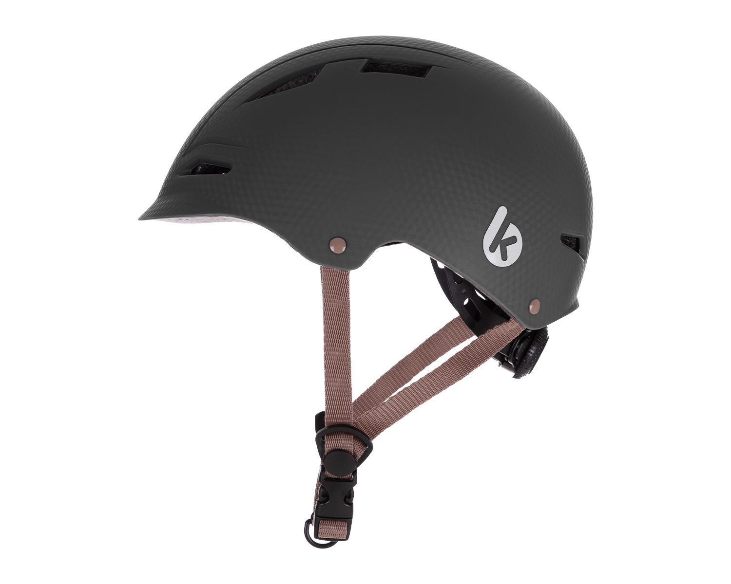 Dunkelgrauer Fahrradhelm mit weißem 'K'-Logo. Braune Riemen und eine schwarze Verstellschließe. Seitenansicht, isoliert.