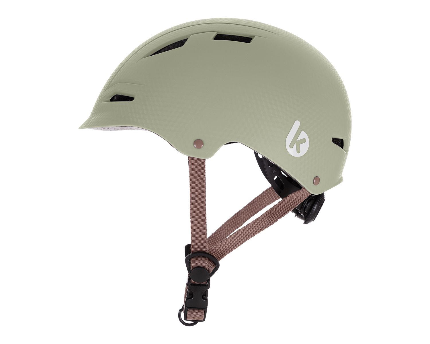 Ein grüner Fahrradhelm mit braunem Riemen und weißem Logo. Der Helm steht auf weißem Grund.