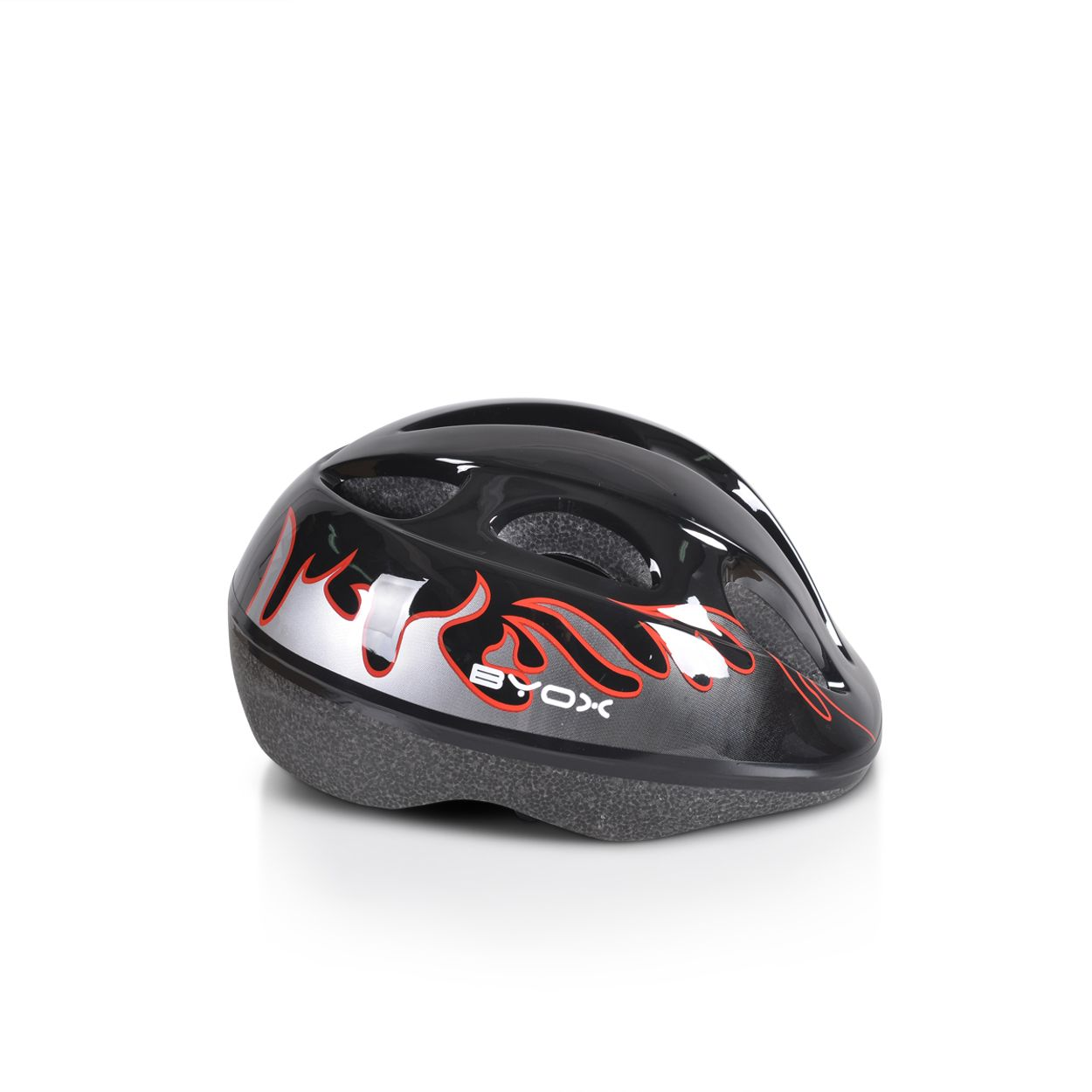 Schwarzer Fahrradhelm mit rotem Flammendesign und BYOX-Logo. Auf weißer Oberfläche.