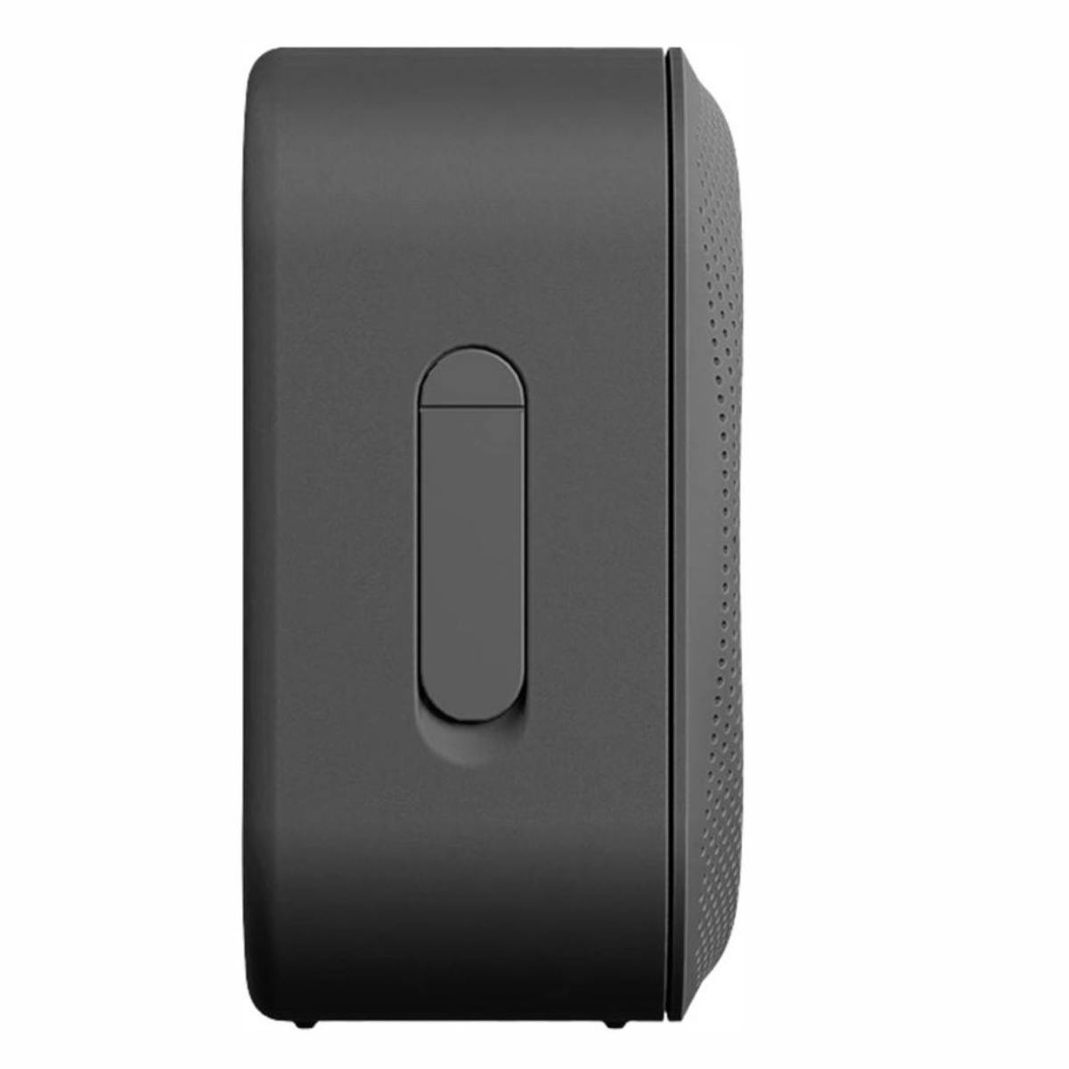 Czarny głośnik przenośny, pokazujący bok z przyciskiem i perforowaną maskownicą głośnika.