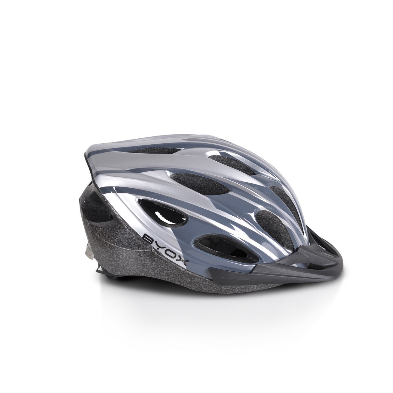 Silberner und grauer Fahrradhelm, schräge Ansicht. Schwarzes Visier und Riemen. Weißer Hintergrund.