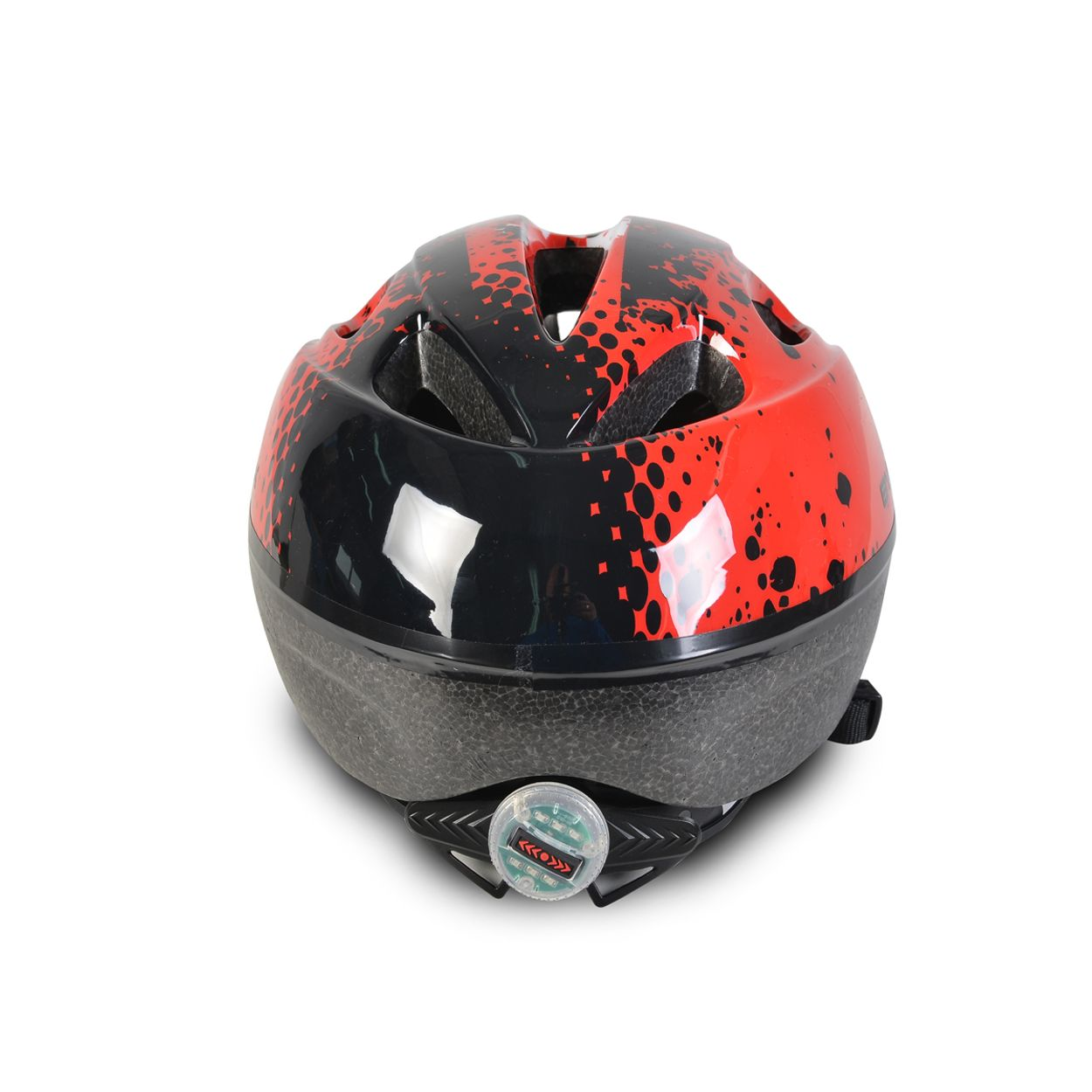 Roter und schwarzer Fahrradhelm mit Rücklicht auf weißem Hintergrund.