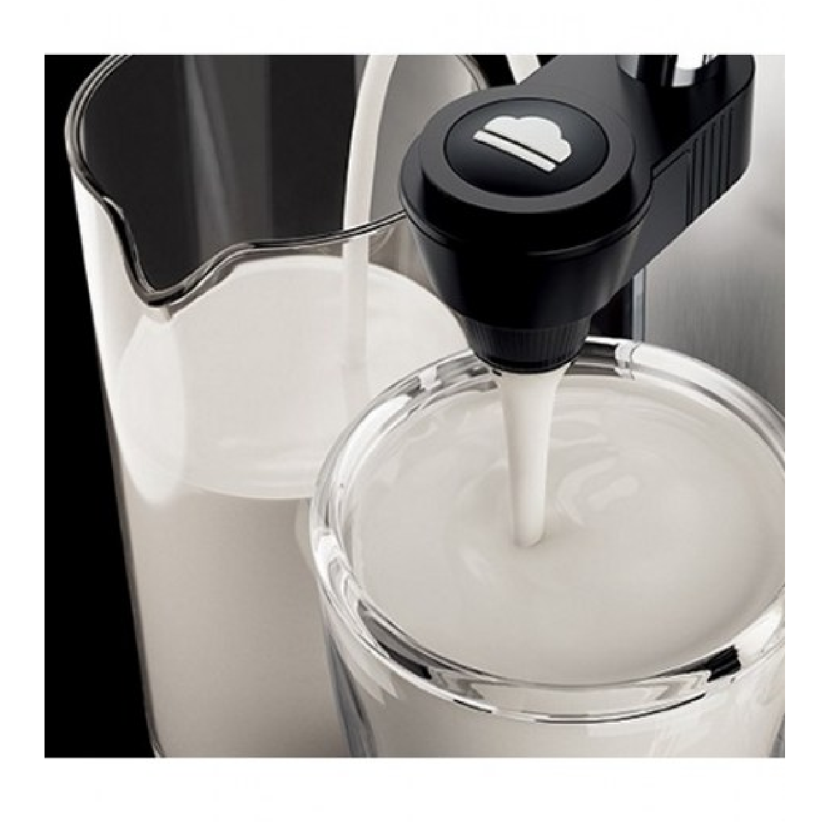 Mleko wlewane z pojemnika do szklanki, część ekspresu do kawy.