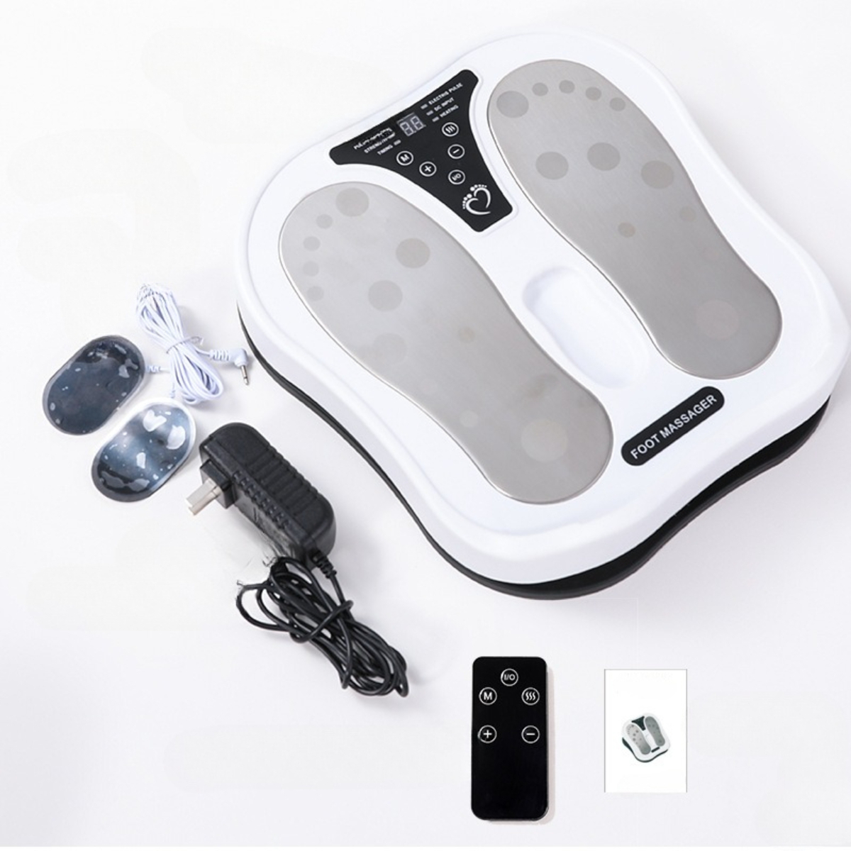 Weißes Fußmassagegerät mit fußförmigen Pads, Fernbedienung und Zubehör auf weißer Oberfläche.