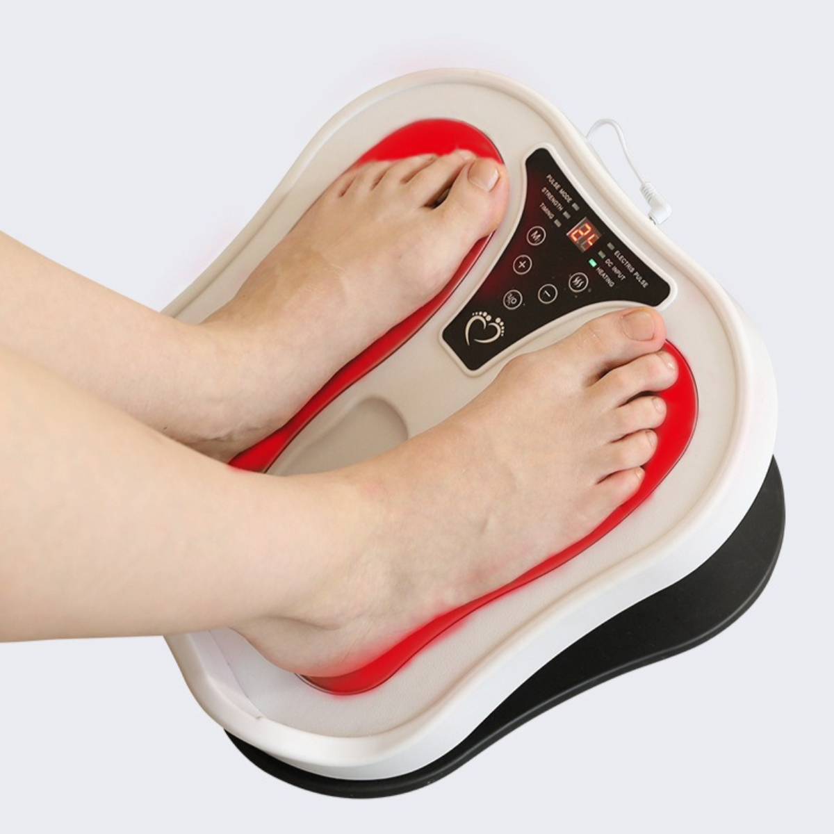 Füße auf einem weißen und roten Fußmassagegerät mit Digitalanzeige.