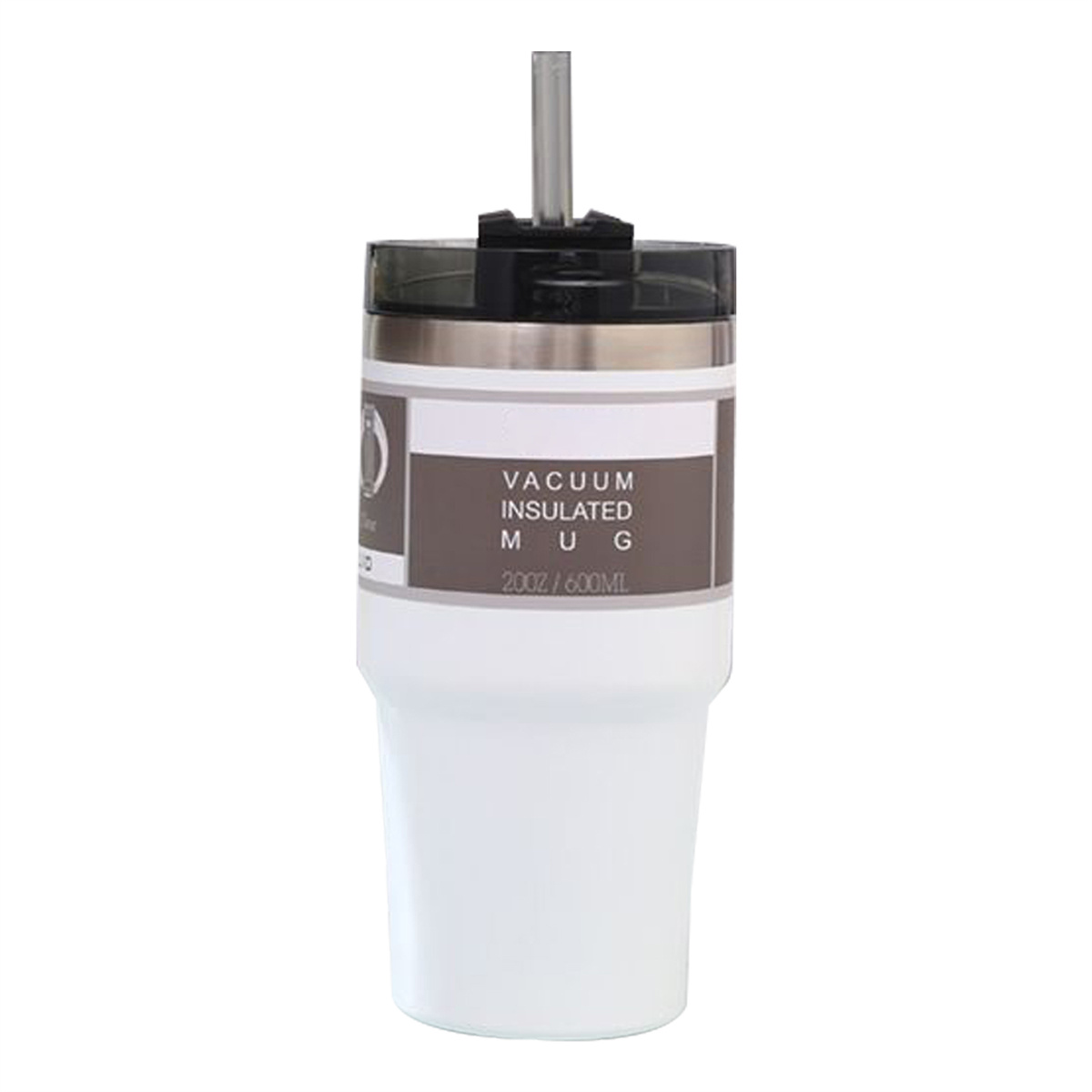 Ein weißer Isolierbecher mit schwarzem Deckel und Strohhalm. Er hat ein Etikett mit der Aufschrift 'Vacuum Insulated Mug'.