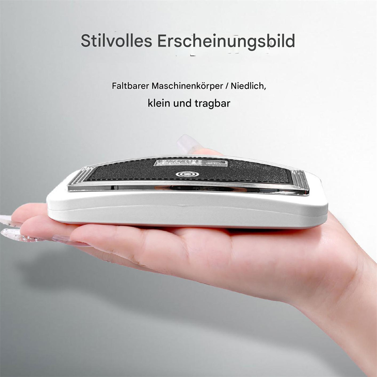 Ein weißes Gerät, das von einer Hand mit langen Nägeln gehalten wird, mit Text oben.