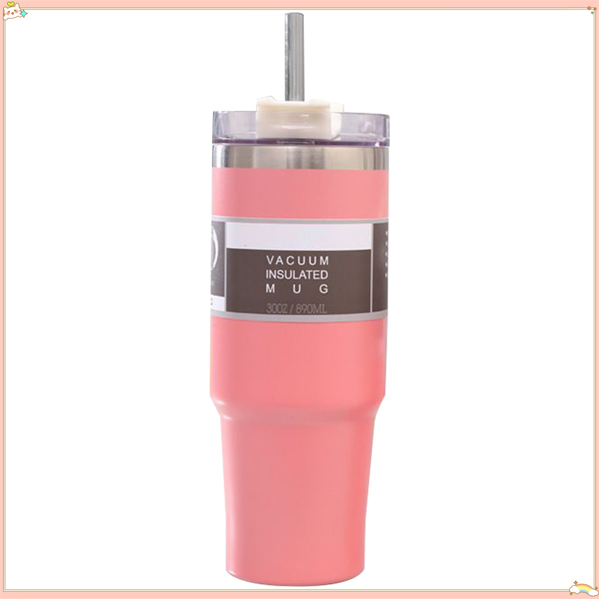 Ein rosa vakuumisolierter Becher mit weißem Etikett. Er hat einen Deckel und einen Strohhalm. Der Hintergrund ist weiß.