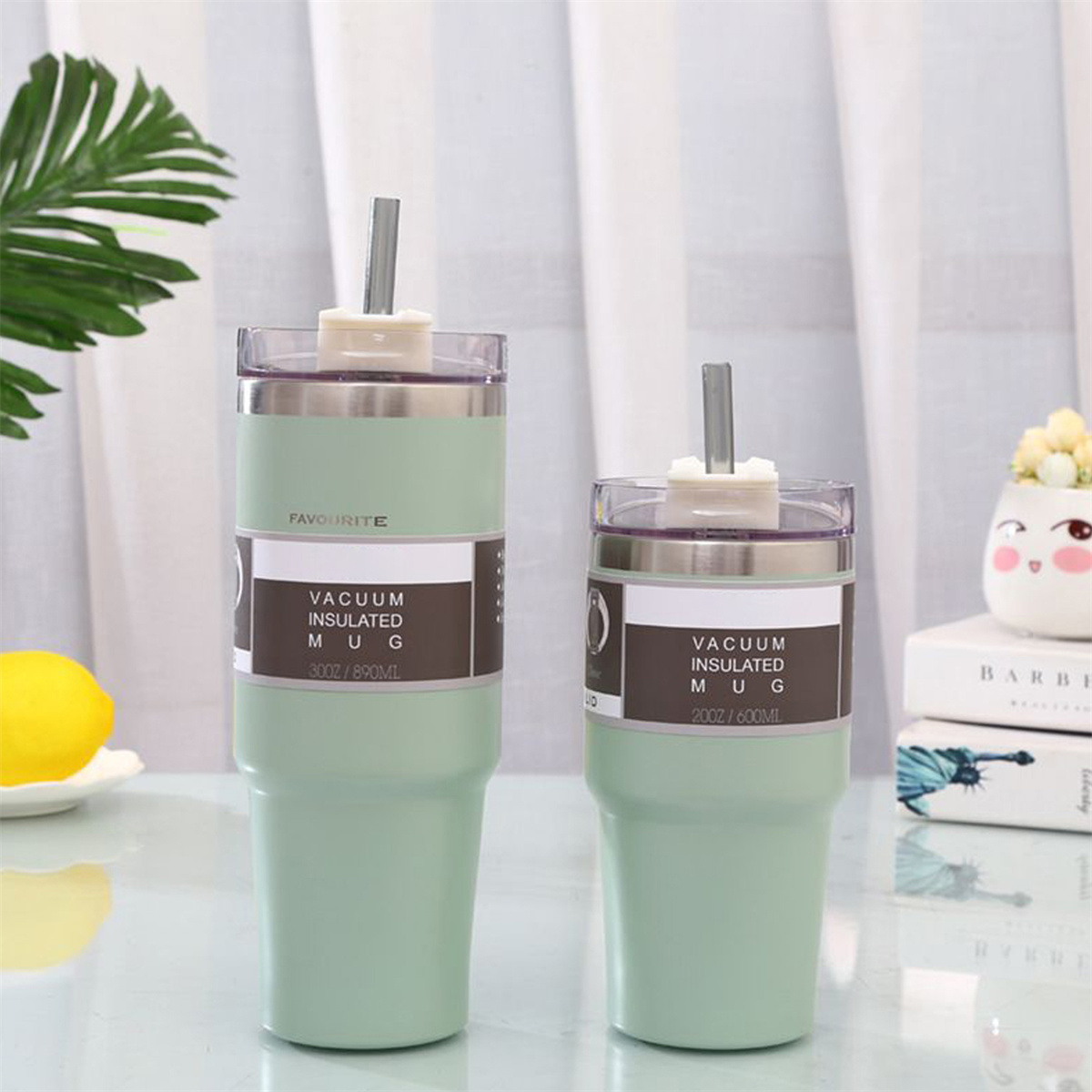 Zwei isolierte Becher, rosa und weiß, mit Strohhalmen und Etiketten.