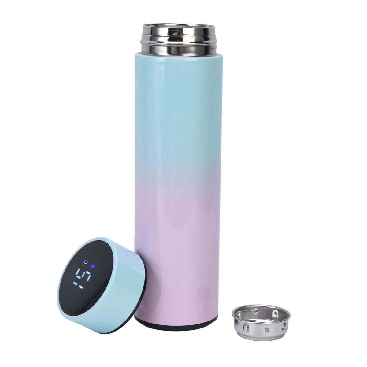 Eine offene Wasserflasche mit Farbverlauf, mit Deckel und einem kleinen Stahlsieb daneben. Die Flasche ist blau und lila.