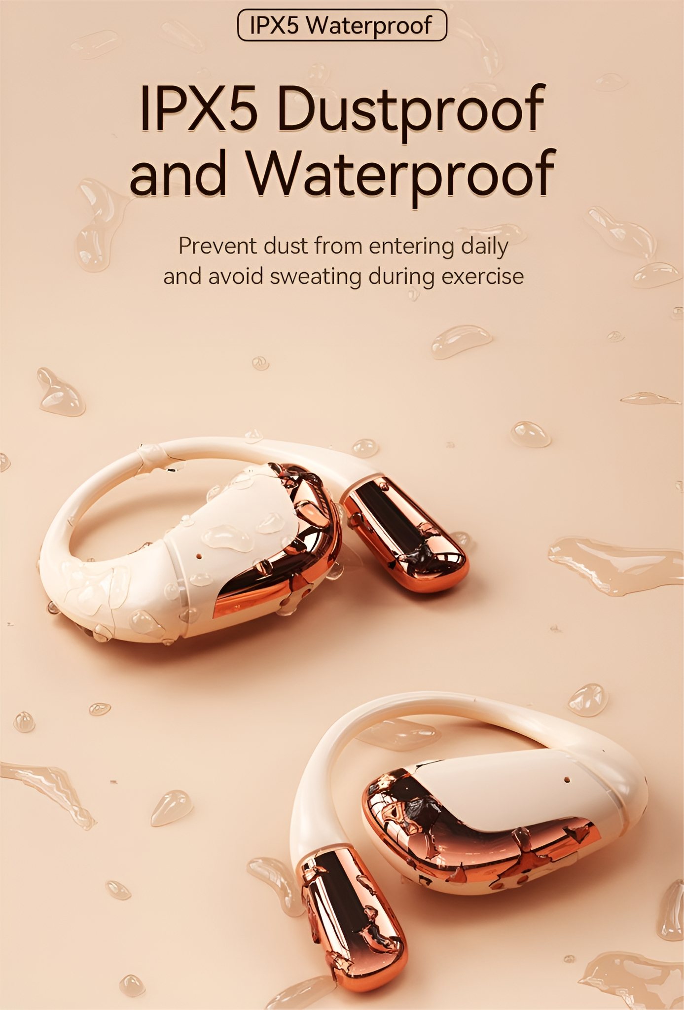 Kabellose wasserdichte Kopfhörer mit Wassertropfen. Beiger Hintergrund.