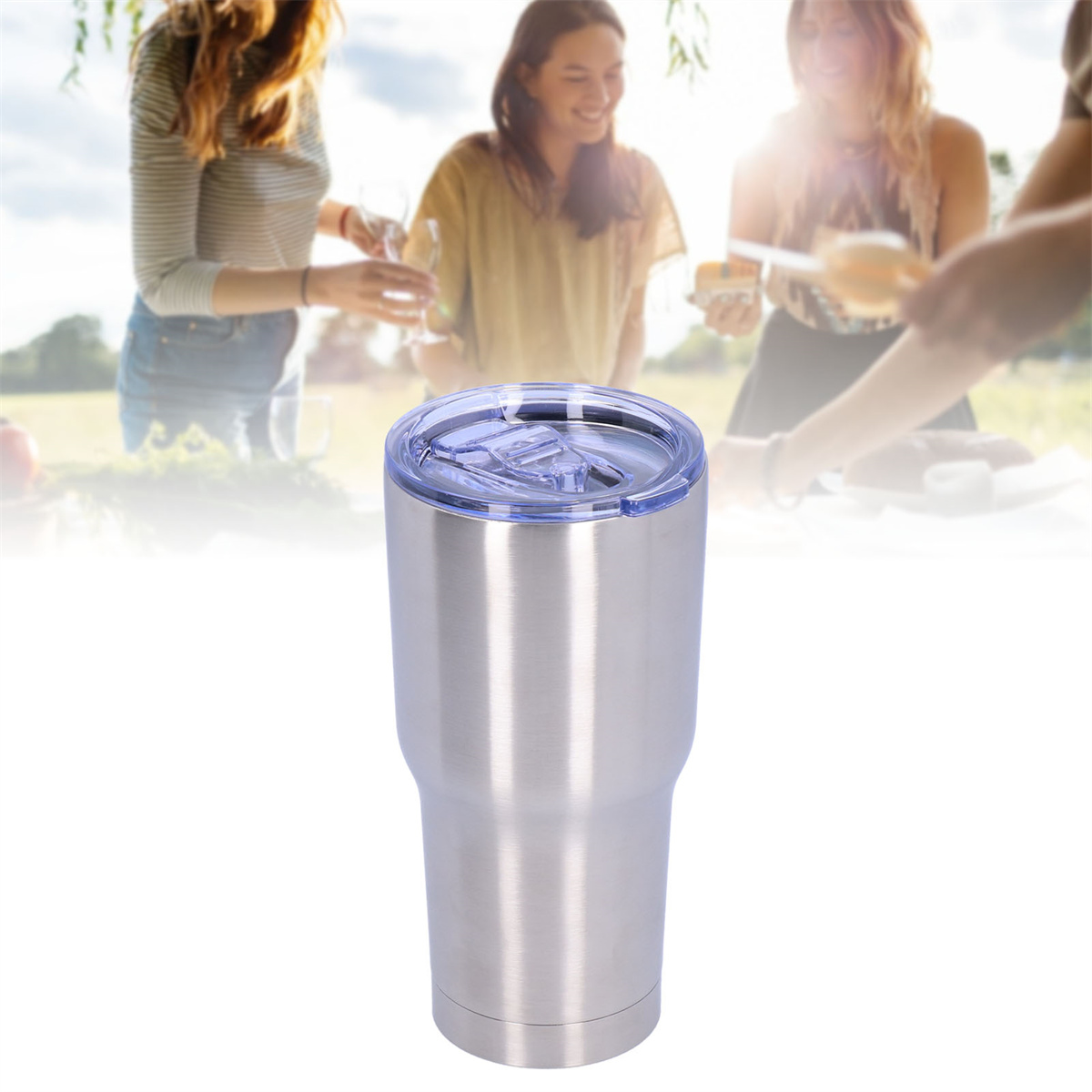 Silberfarbener isolierter Becher mit blauem Deckel, Personen im Hintergrund.
