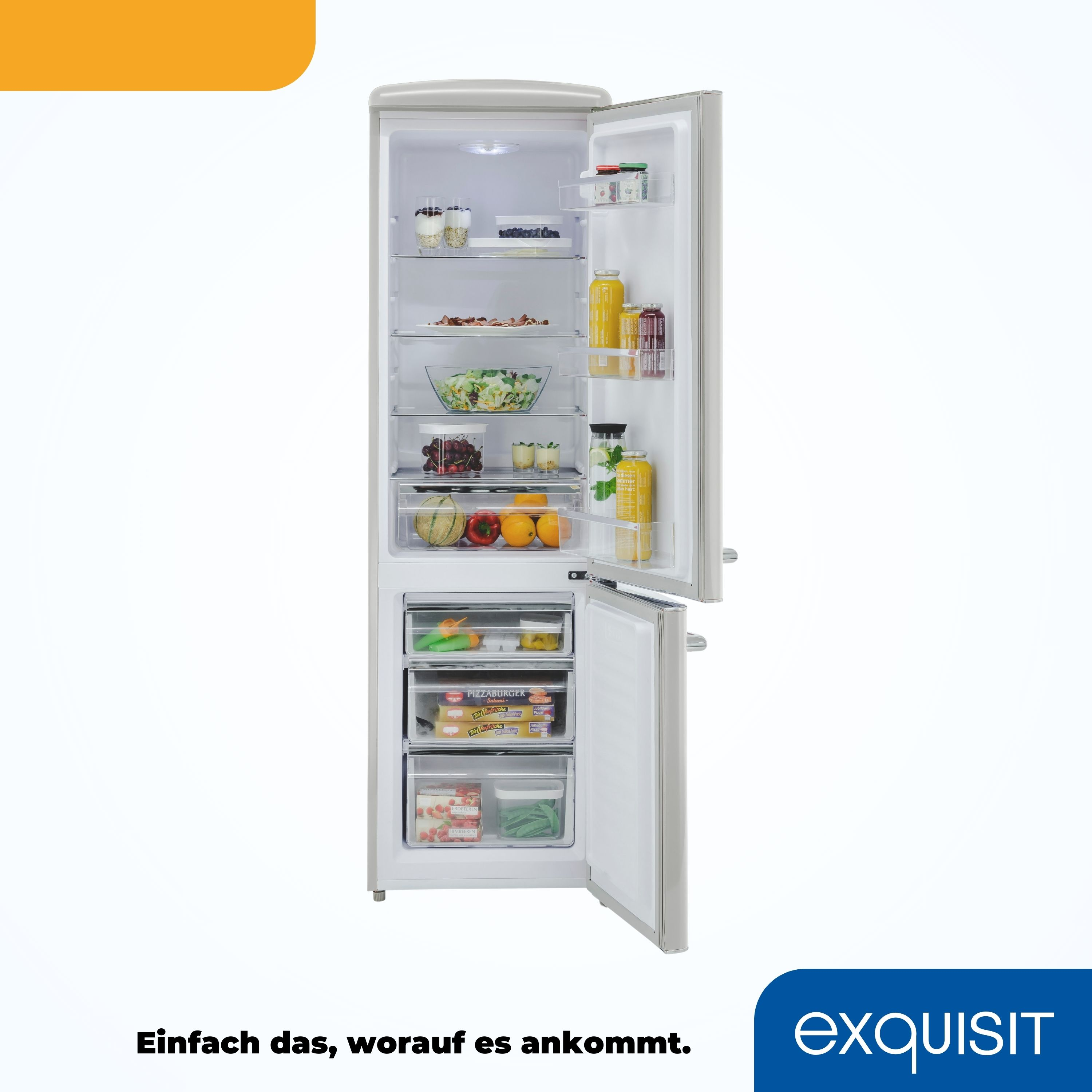 Silberfarbener Kühlschrank mit geöffneten Türen. Lebensmittel sind im Kühlschrank sichtbar.