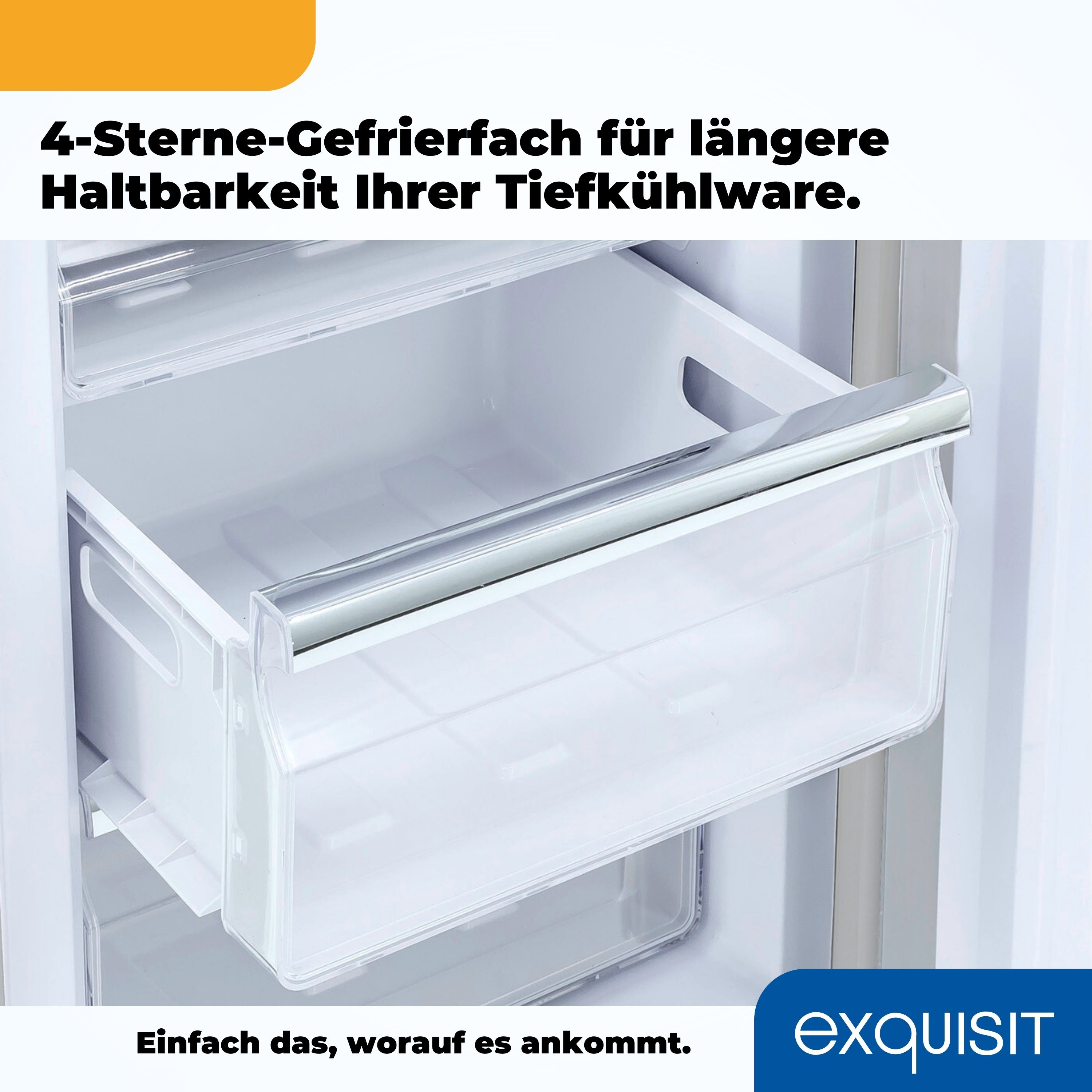 Im Inneren eines weißen Gefrierschranks, Schublade herausgezogen, mit blauem Exquisit-Logo.