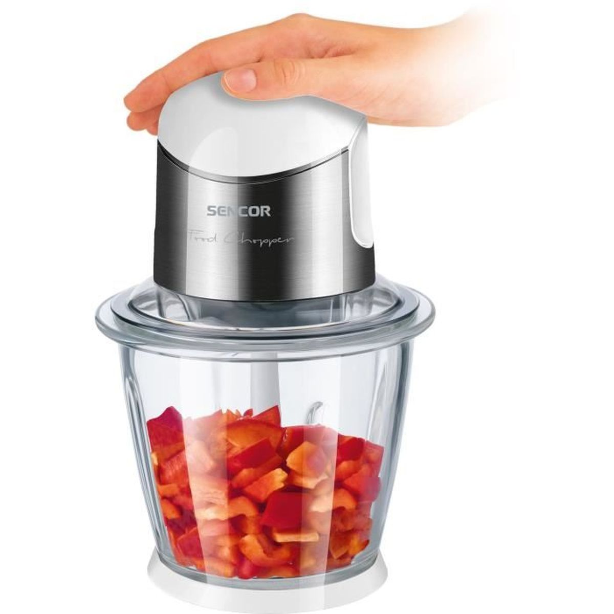 Eine Hand, die einen weißen und silbernen Zerkleinerer mit roten gehackten Paprika hält.