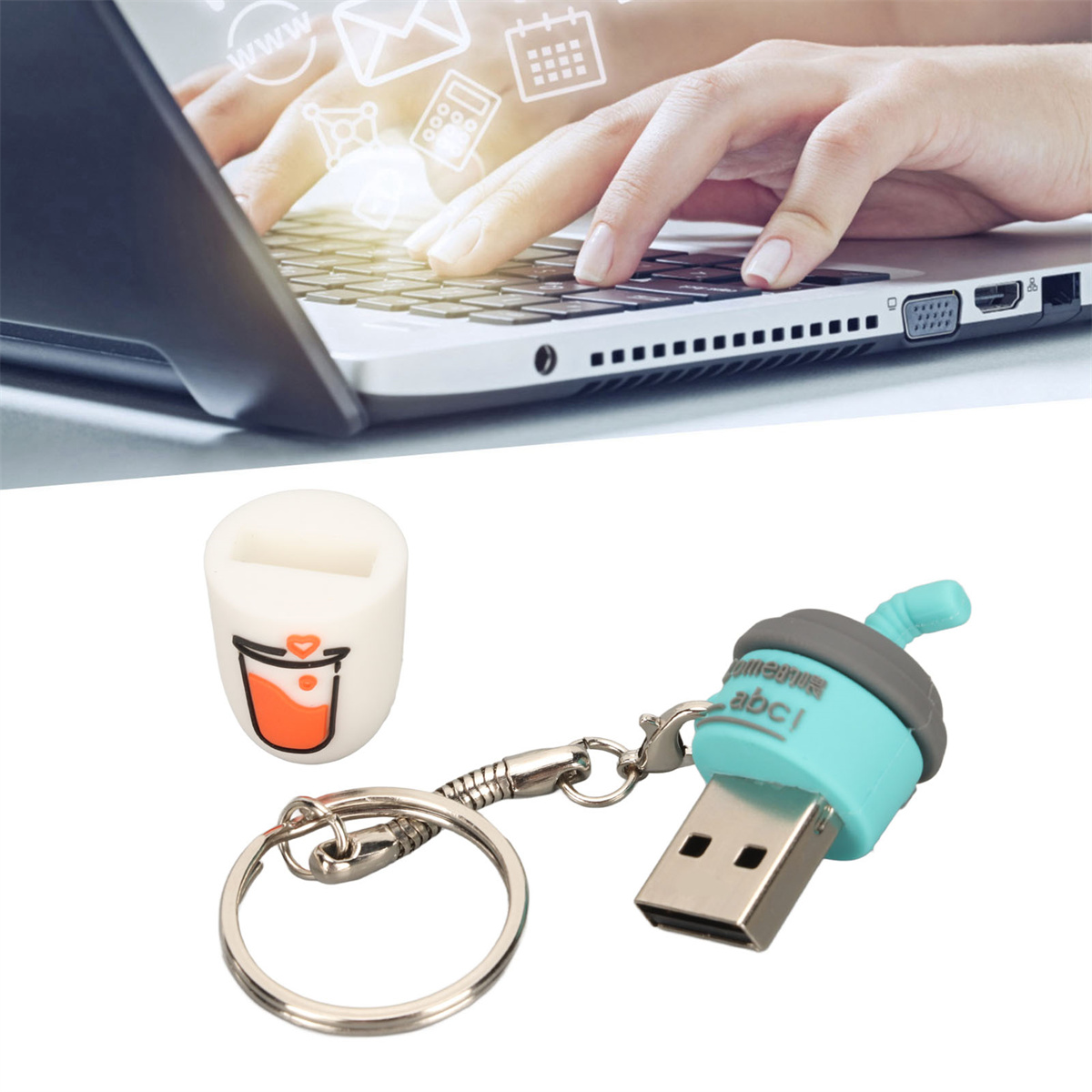 Hände auf einem Laptop, ein Schlüsselanhänger mit USB und einem Getränke-Symbol.