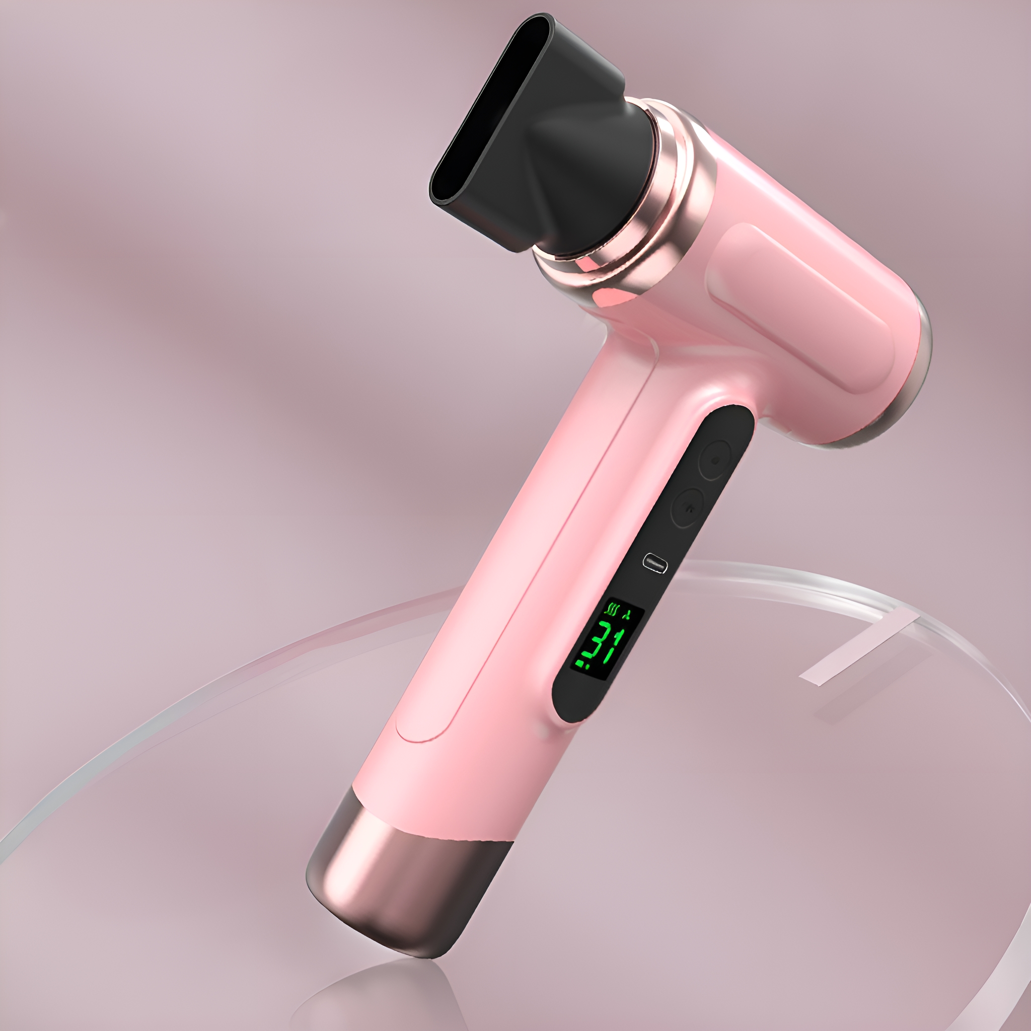 Ein rosa Haartrockner mit schwarzer Düse wird auf rosa Hintergrund gezeigt.