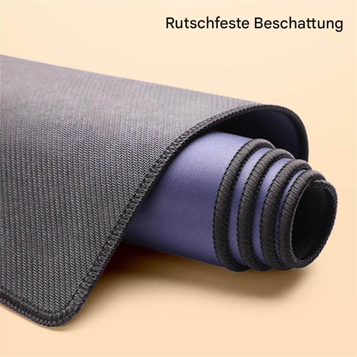 Aufgerolltes graues und lila Mousepad mit rutschfester Unterseite. Zeigt die aufgerollte Kante.