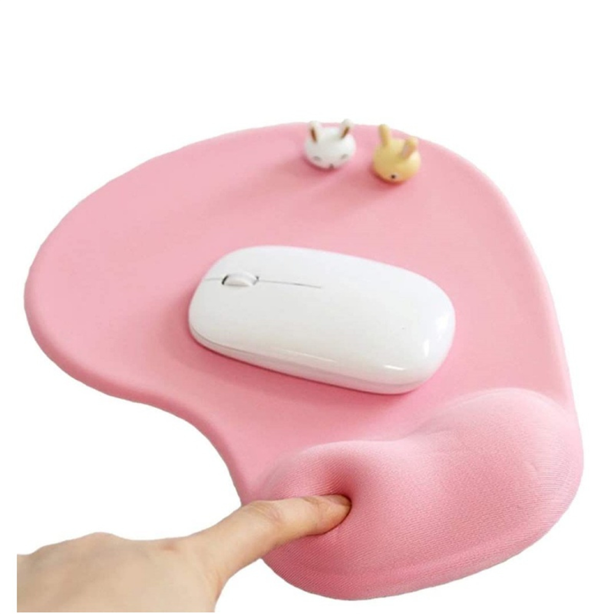 Pinkes ergonomisches Mauspad mit Handgelenkstütze, eine weiße Maus und zwei kleine Hasenfiguren oben.