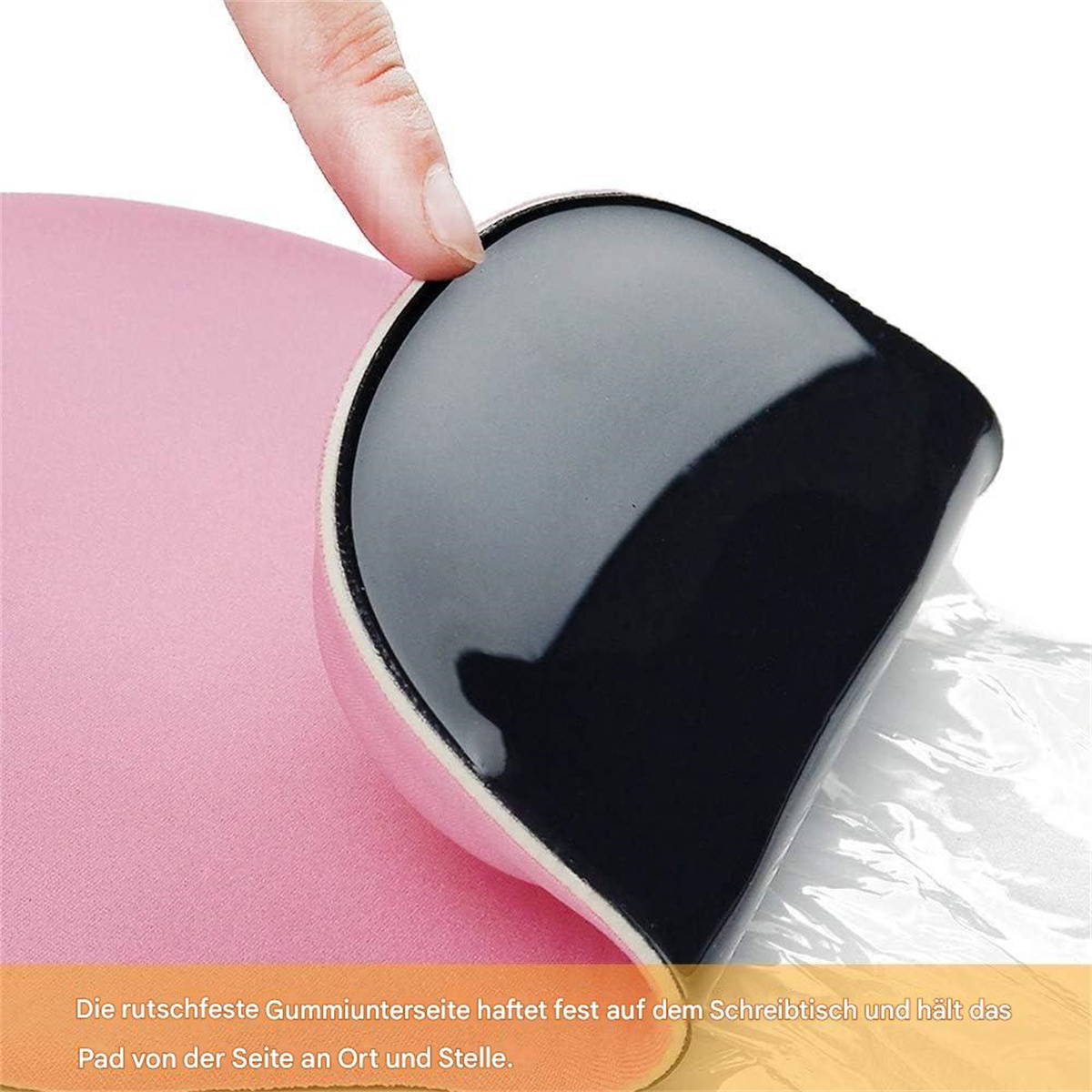 Eine Hand, die eine Schutzfolie von einem rosa Mousepad abzieht.
