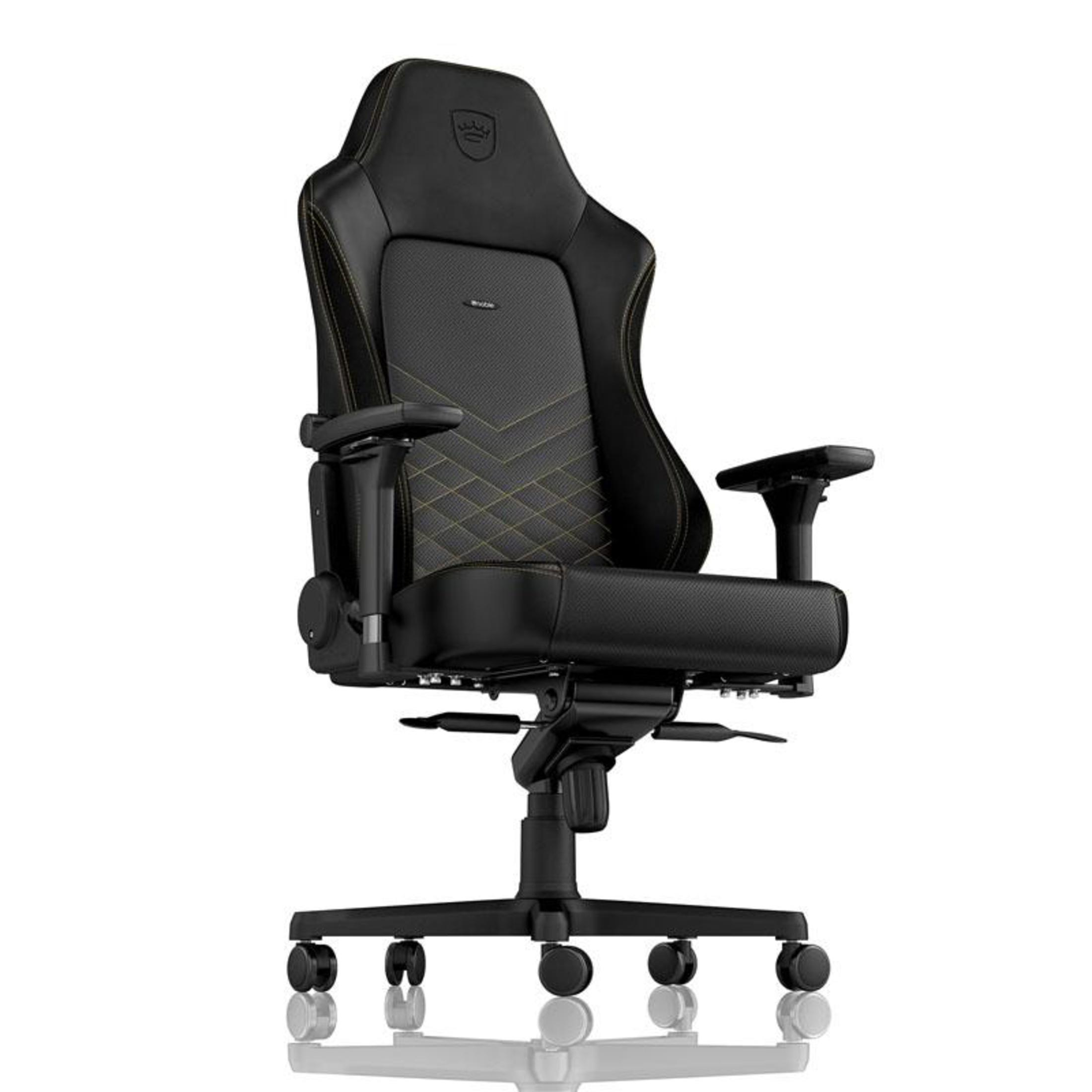 Sedia gaming nera con dettagli di cuciture gialle. Schienale alto, braccioli e base a cinque stelle.