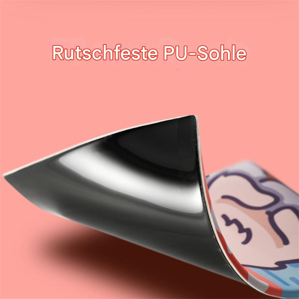 Eine Nahaufnahme eines Mauspads mit einer Cartoonfigur darauf und einem schwarzen Boden.