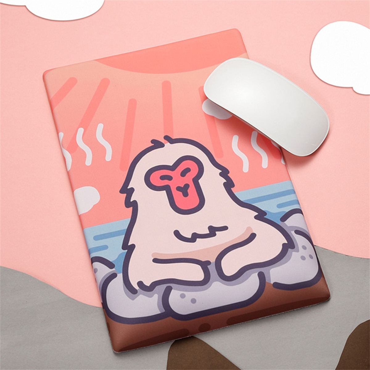 Eine Maus auf einem Mauspad mit einem illustrierten Affen in einem Onsen.