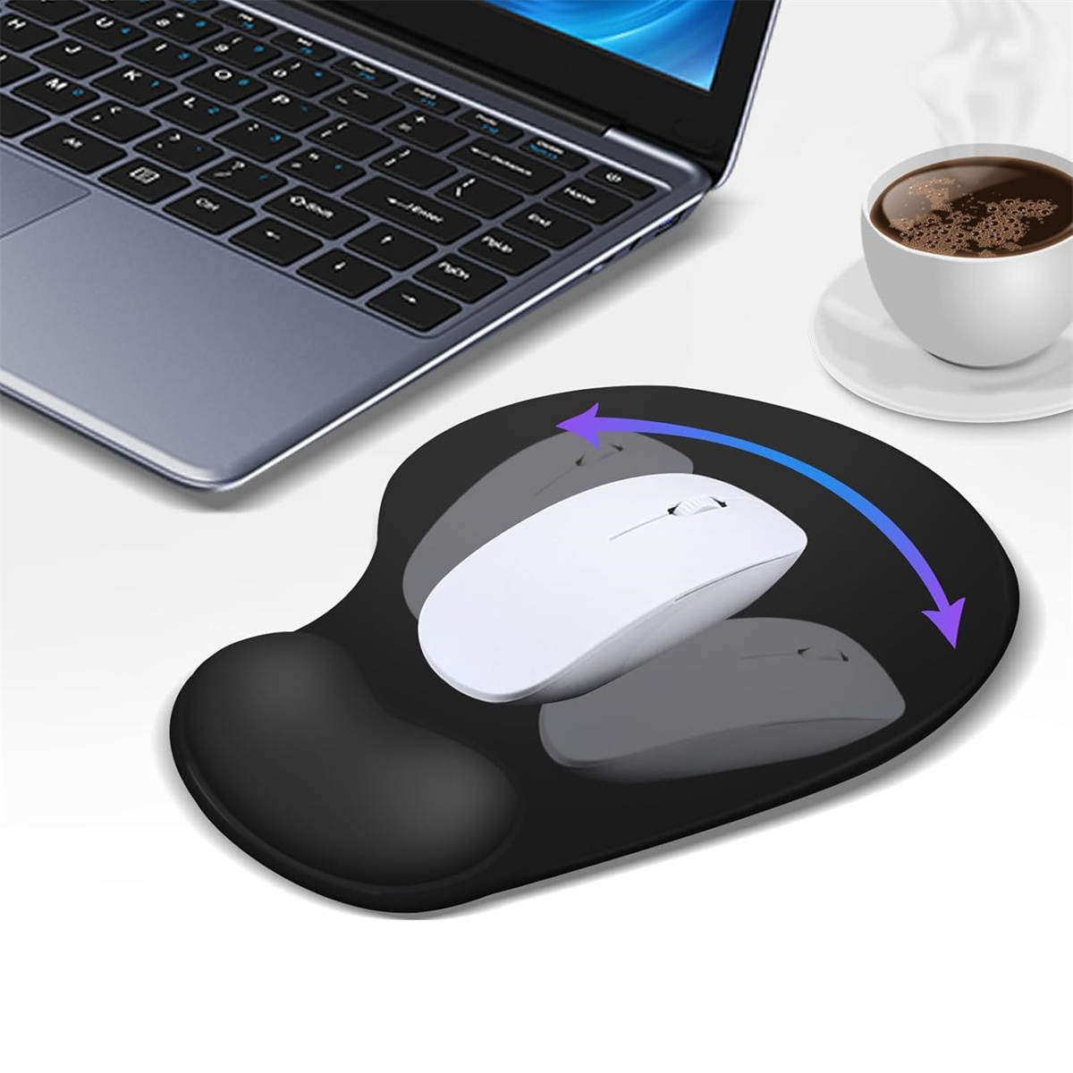 Schwarze Maus auf einem schwarzen ergonomischen Mauspad, Laptop und Kaffeetasse im Hintergrund.