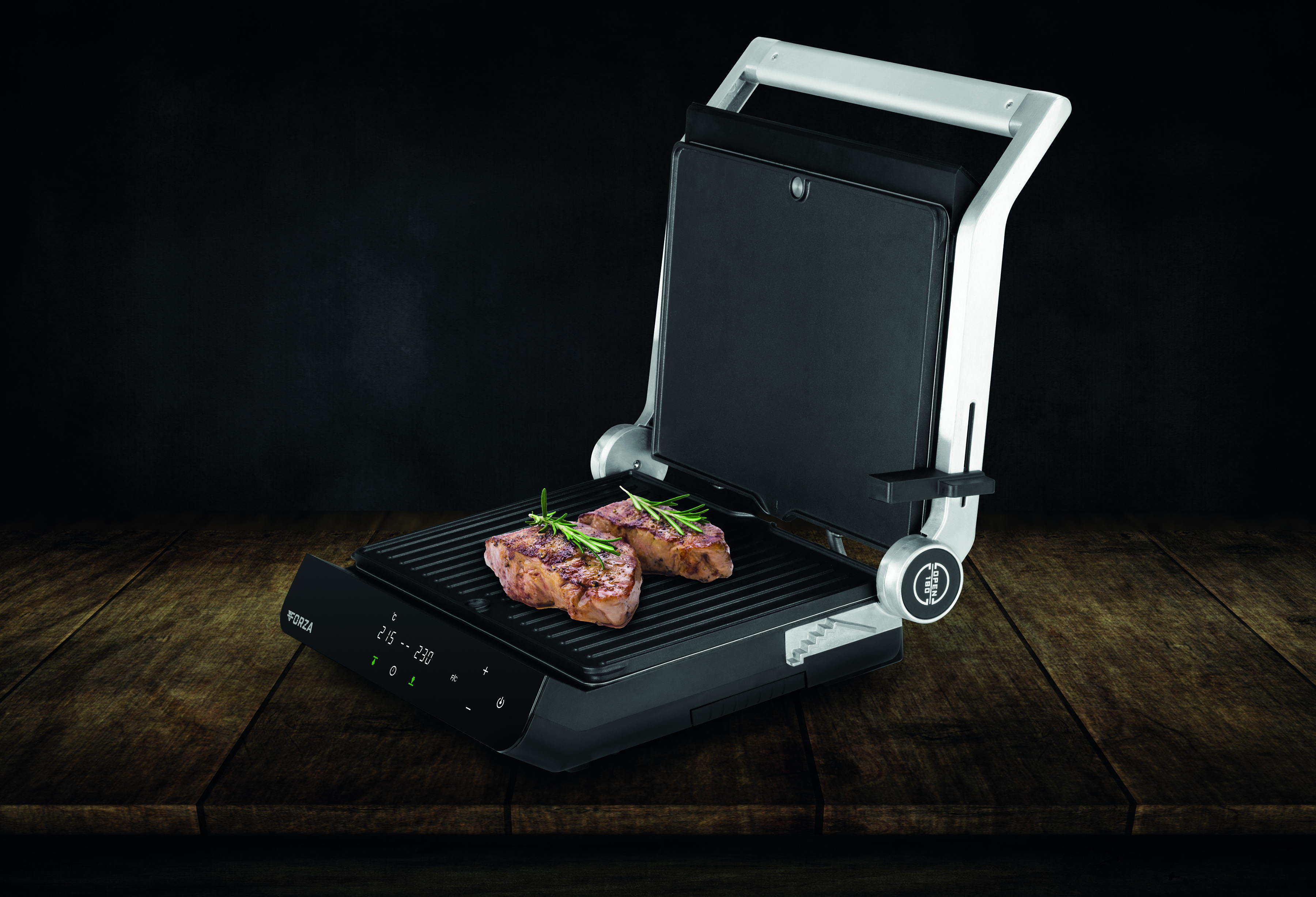 Grill mit Steaks und Rosmarin auf einem Holztisch und schwarzem Hintergrund.