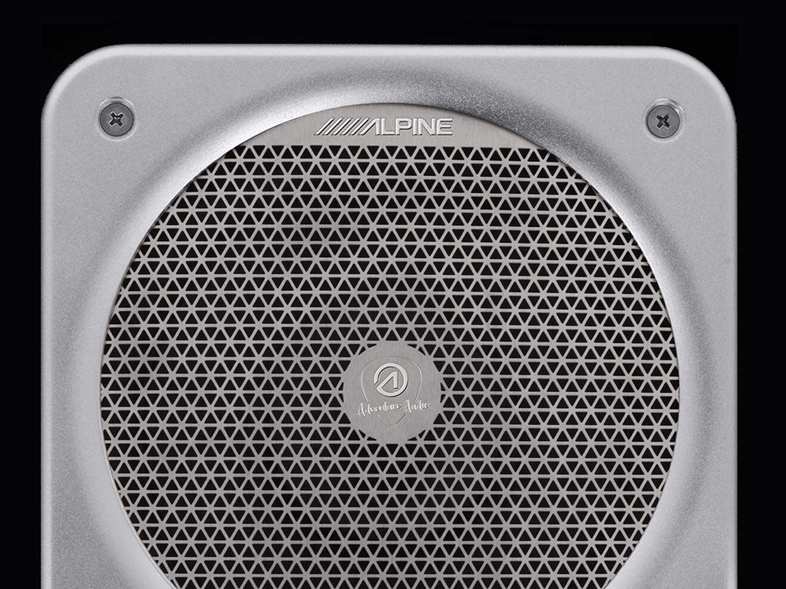 Silberne Lautsprecherkomponente mit Mesh-Grill und der Marke "ALPINE" sichtbar.