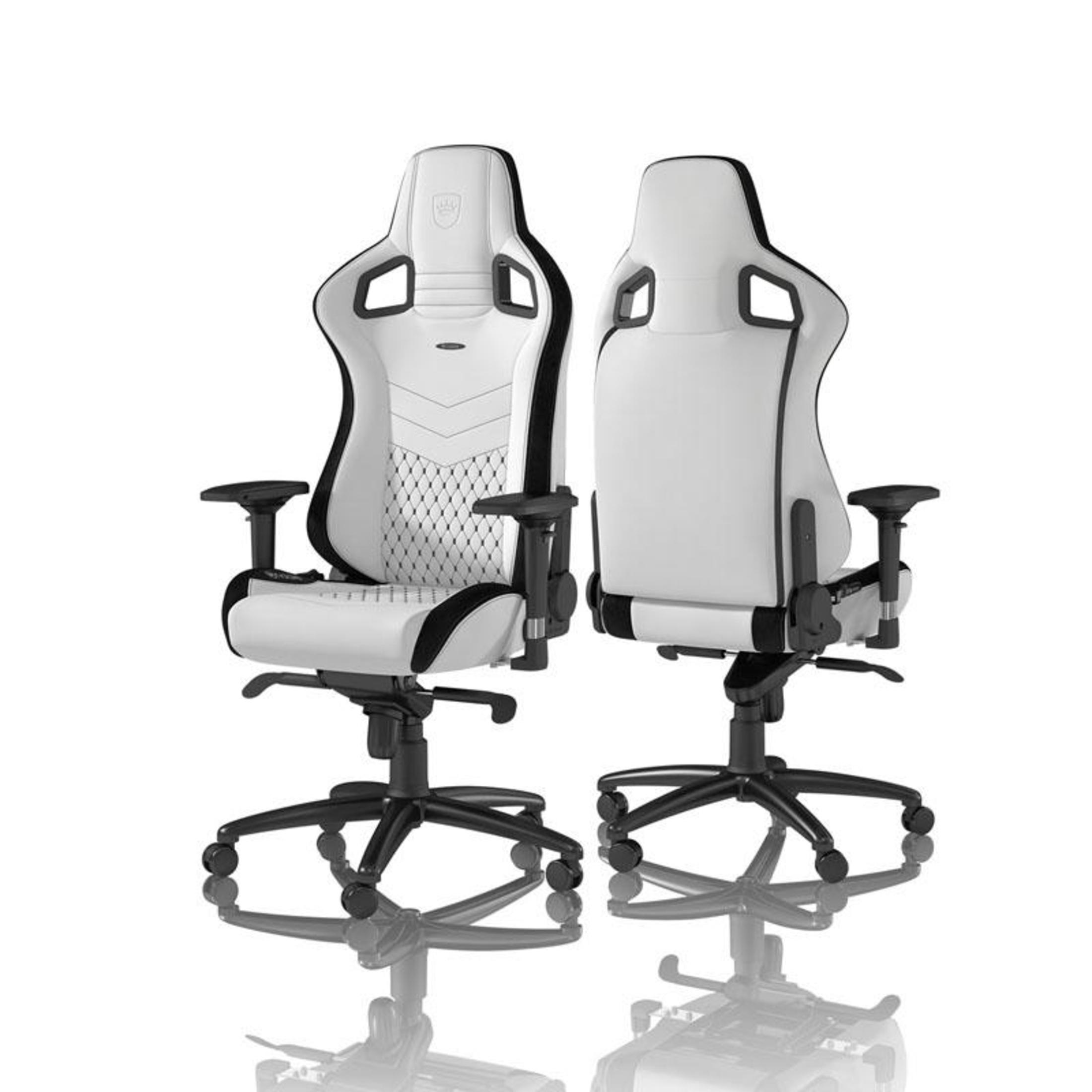 Zwei weiße und schwarze Gaming-Stühle, Seitenansicht, auf weißem Hintergrund, mit ihren Spiegelungen.