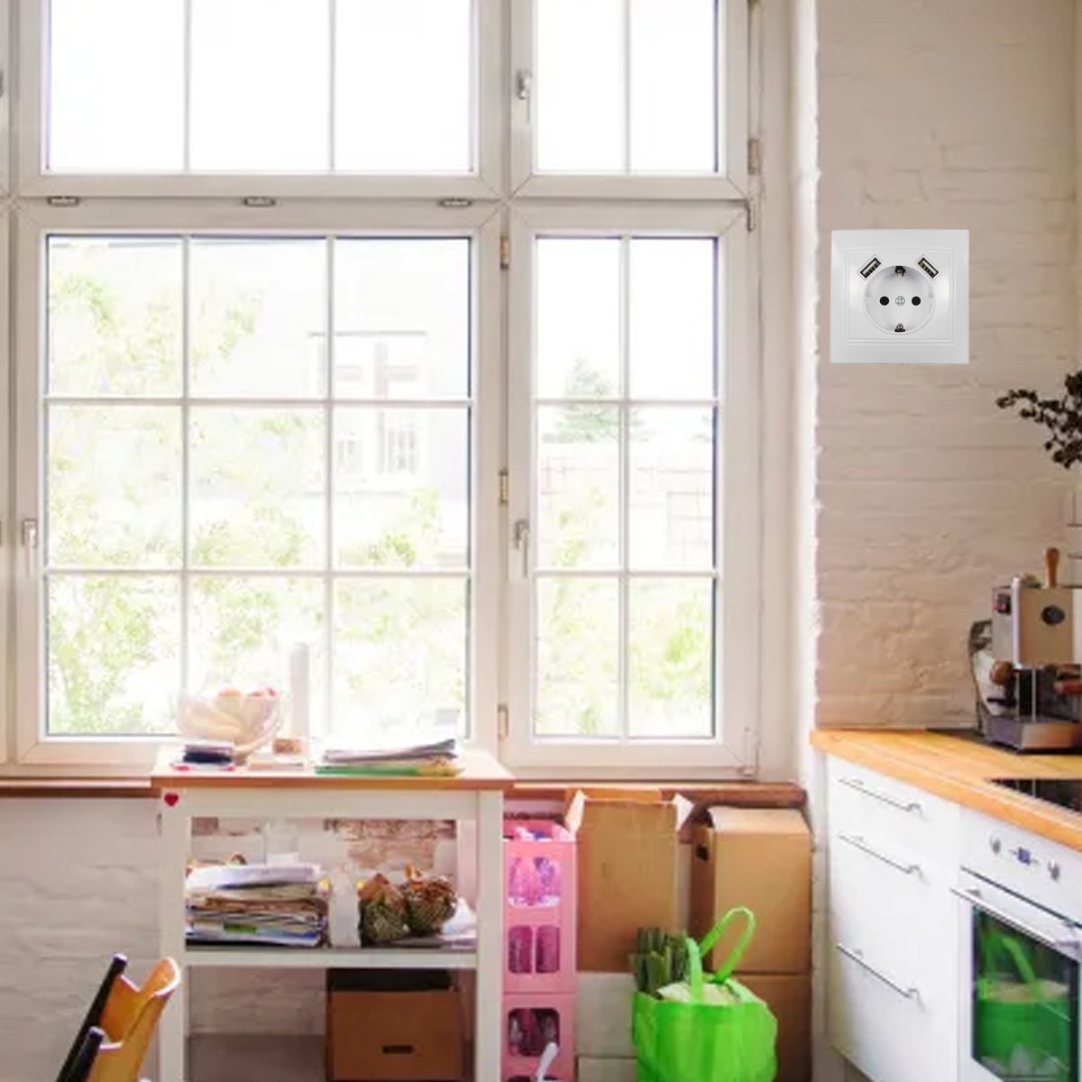 Küche mit weißer Wand und Fenster. Eine Steckdose mit USB-Anschlüssen ist sichtbar. Tisch mit Gegenständen.