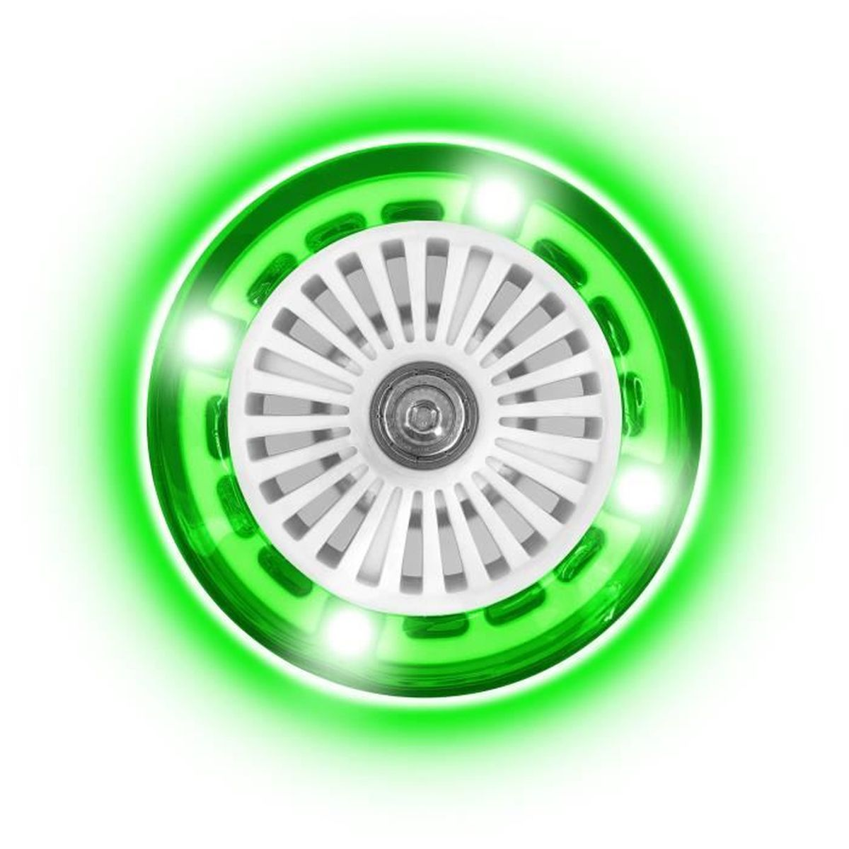 Una ruota di scooter verde brillante con raggi bianchi. Isolato su sfondo bianco.