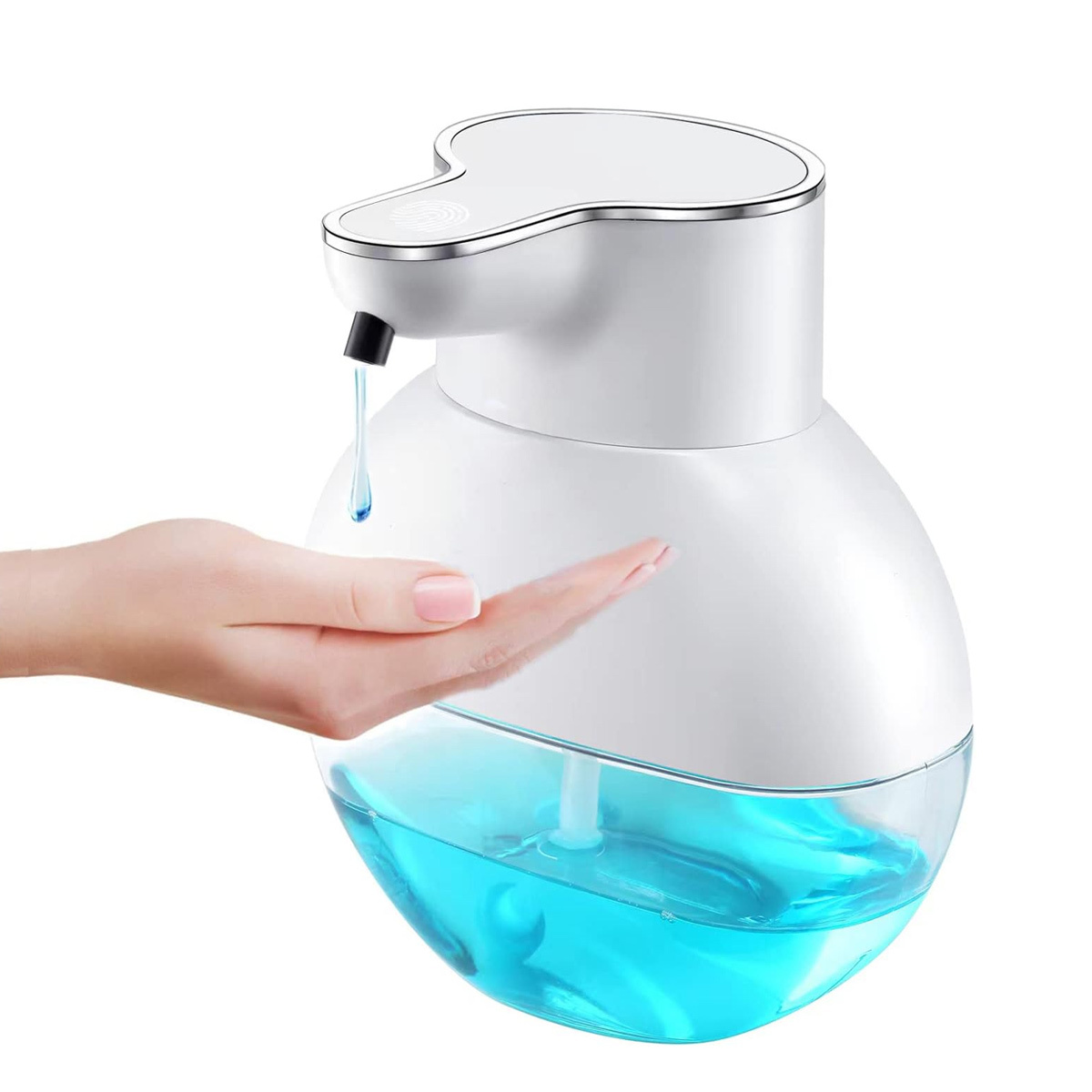 Weißer automatischer Seifenspender, der blaue Flüssigkeit in eine Hand abgibt. Weißer Hintergrund.