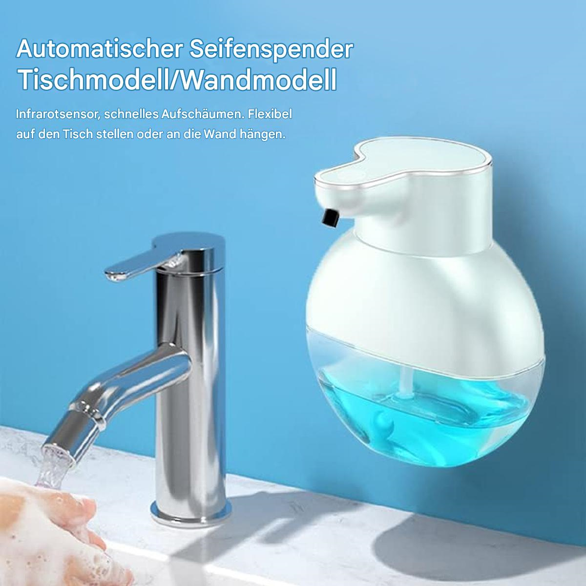 Automatischer Seifenspender mit Wasserhahn. Der Spender ist weiß und klar, mit blauer Flüssigkeit. Wasser fließt.