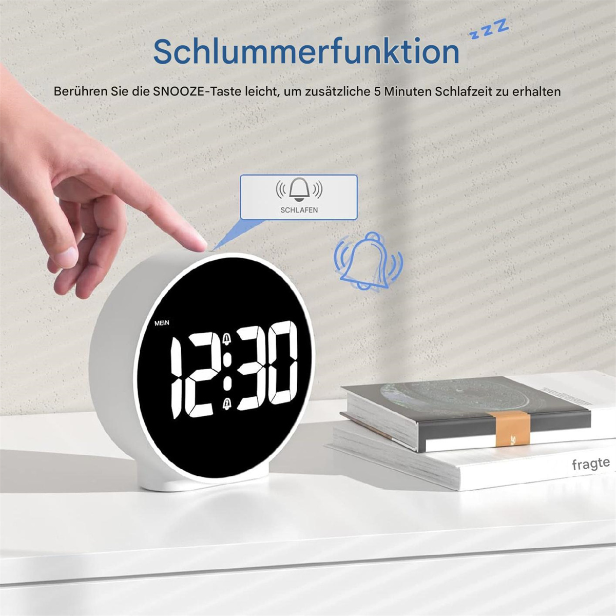Ein weißer Wecker mit schwarzem Display zeigt 12:30. Ein Finger drückt die Schlummertaste.
