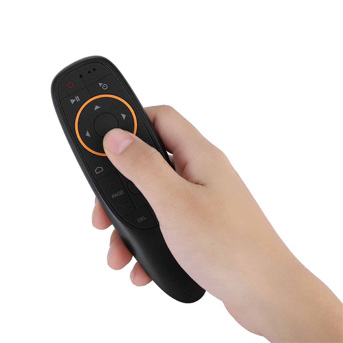 Hand, die eine schwarze Fernbedienung mit Navigationsfeld und Tasten hält, orangefarbener Ring.