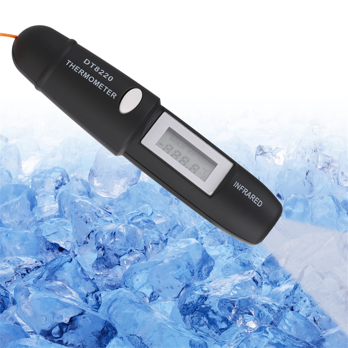 Ein schwarzes Infrarot-Thermometer mit Digitalanzeige, die einen Temperaturwert anzeigt, über Eiswürfeln.