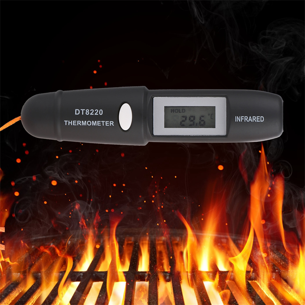 Schwarzes Thermometer mit digitaler Anzeige, über einem Feuer, mit schwarzem Hintergrund.