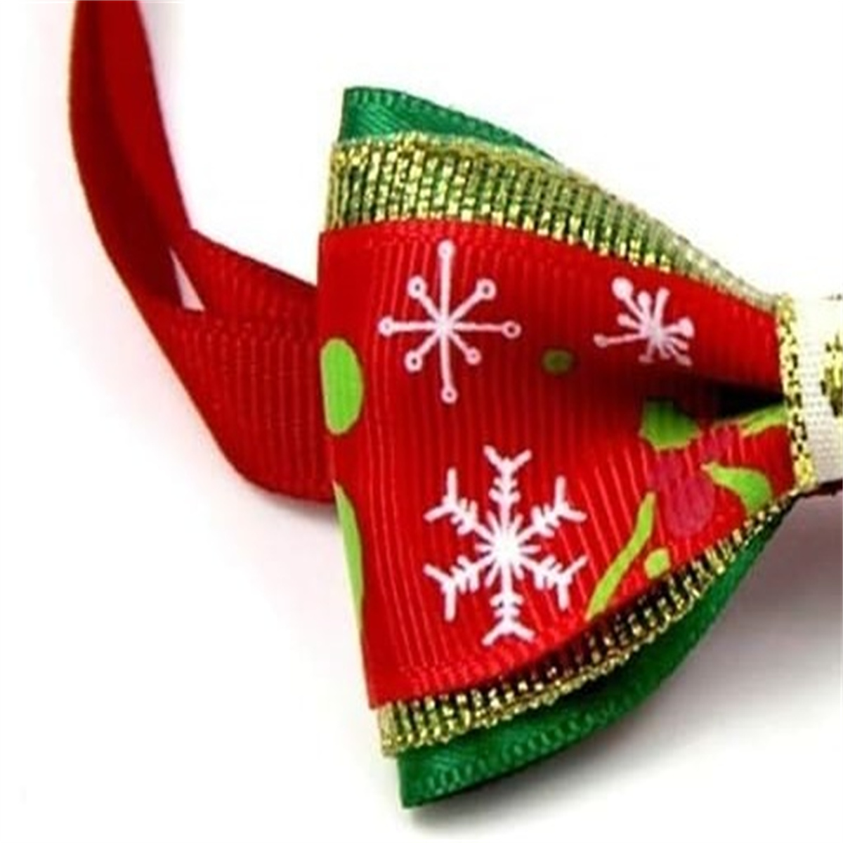 Rote Weihnachtsschleife mit grüner Verzierung, weißen Schneeflocken und Punkten.