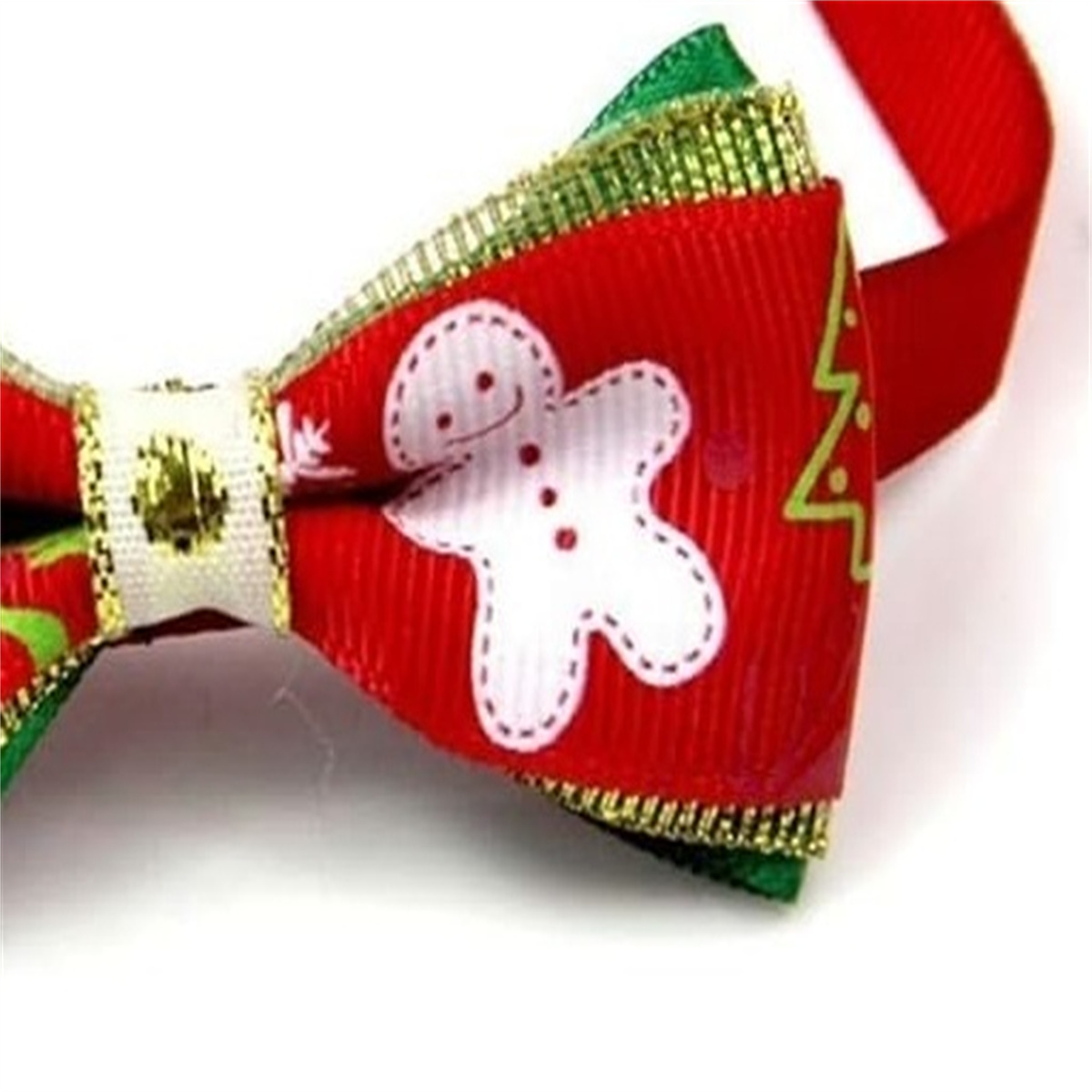 Rote Weihnachtsfliege mit Lebkuchenmann und Weihnachtsbaum-Design. Grüne und goldene Verzierung.