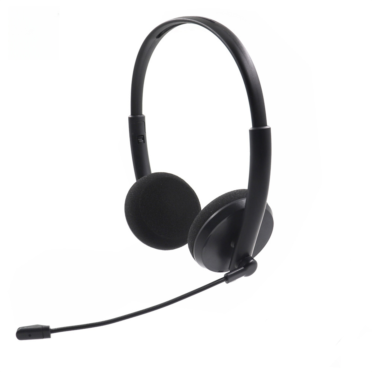 Schwarzes Headset mit Mikrofon auf weißem Hintergrund.