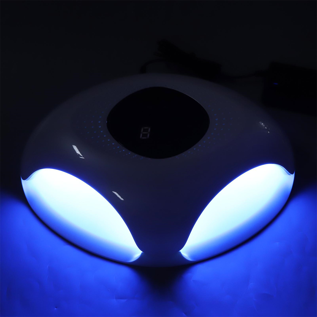 UV-Nagellampe, weiße ovale Form, mit blauem Licht. Eine Digitalanzeige zeigt eine Zahl.