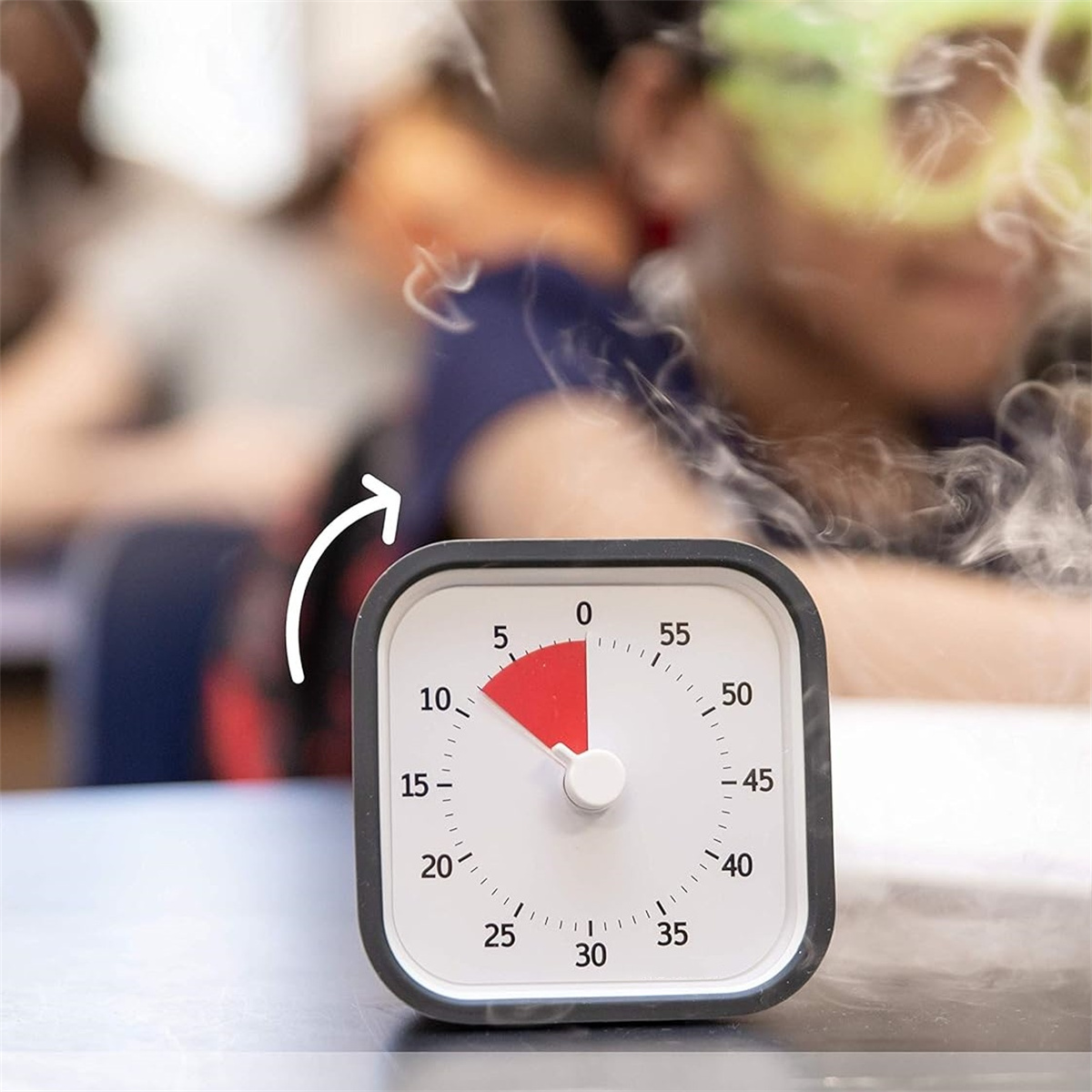 Ein Timer mit rotem Segment, der die verbleibende Zeit anzeigt, auf einem Tisch mit verschwommenem Hintergrund.