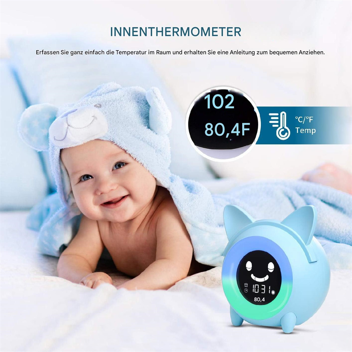 Lächelnes Baby in blauem Handtuch, neben einer blauen Uhr mit Temperatur.