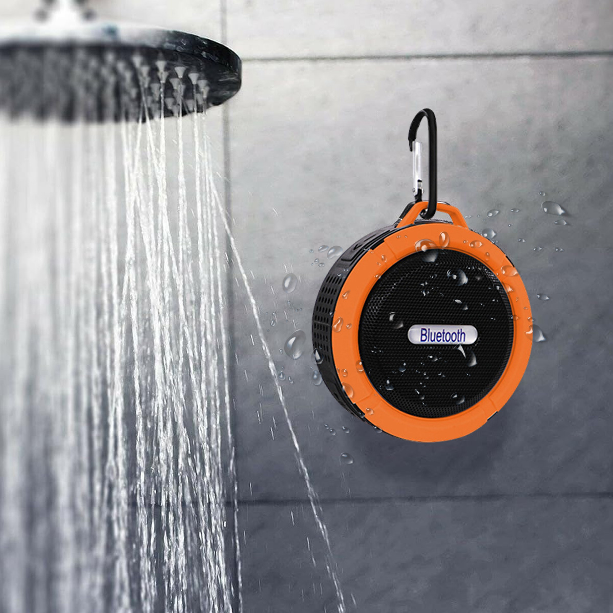 Orangener und schwarzer Lautsprecher, der in einer Dusche hängt. Wasser strömt aus dem Duschkopf.