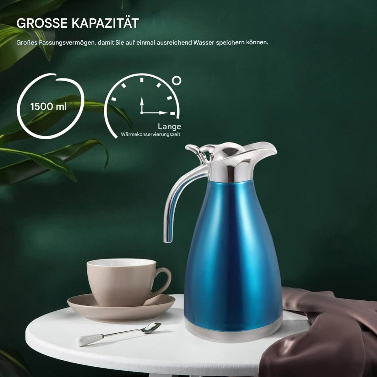 Blaue Thermoskanne mit silbernem Griff und Deckel, mit Tasse und Löffel auf einem weißen Tisch.