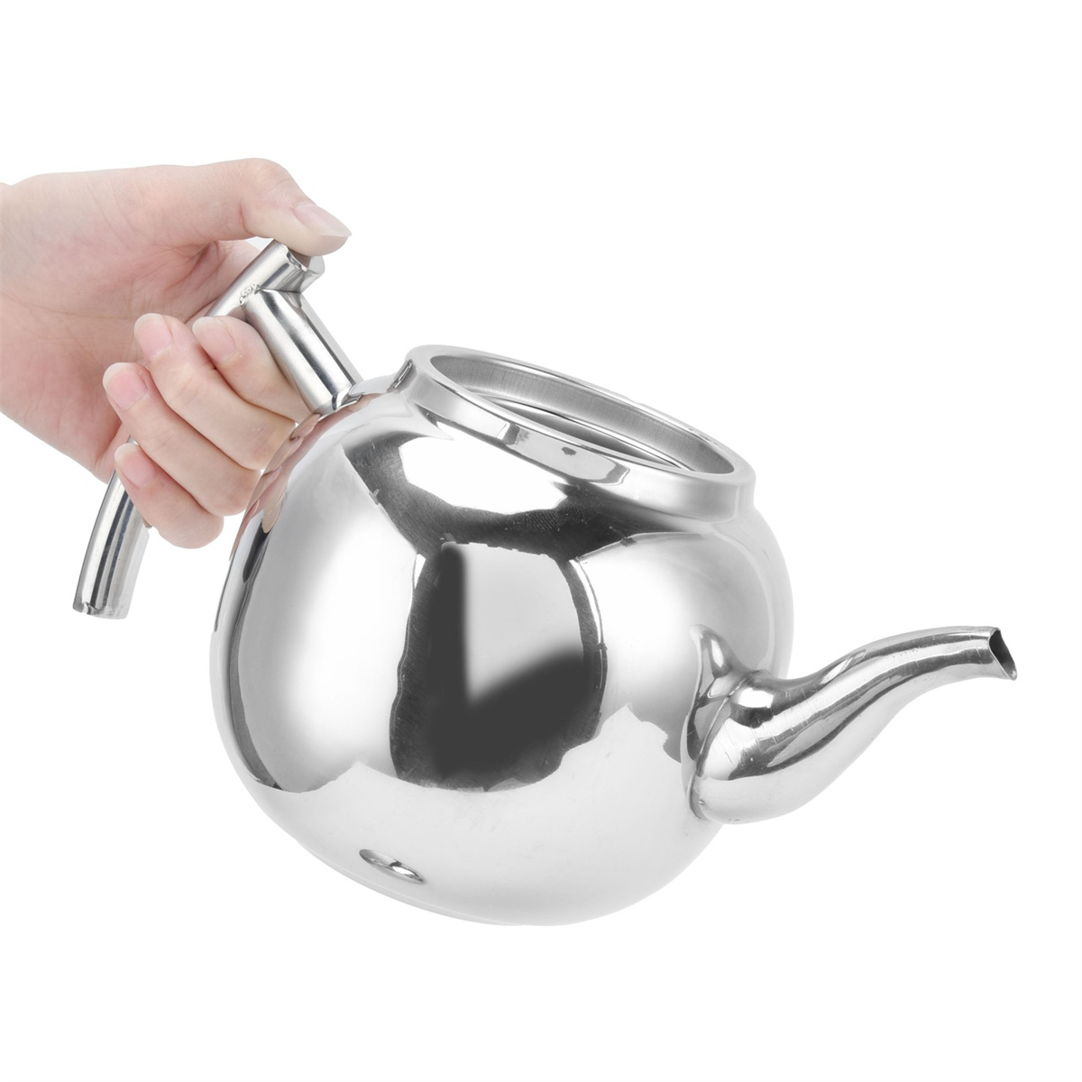Eine Hand, die einen silbernen Wasserkessel mit Ausguss hält. Der Kessel hat eine abgerundete Form.