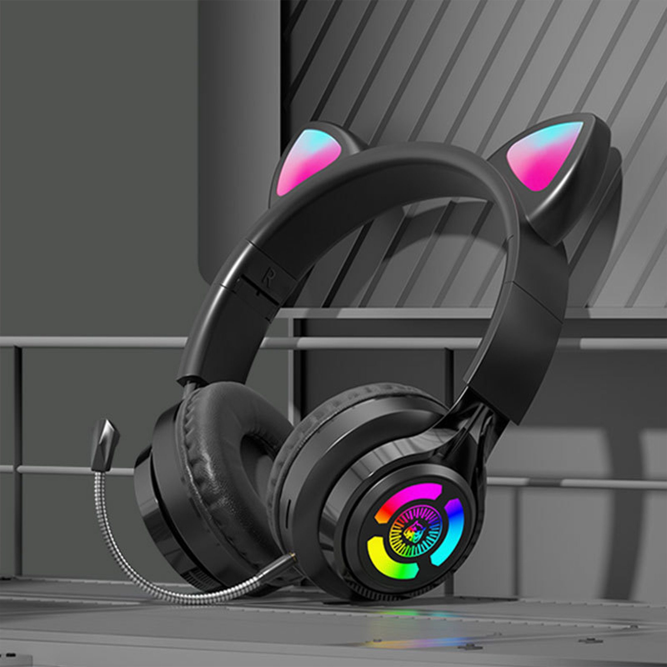 Schwarzer Katzenohrkopfhörer mit RGB-Lichtern. Der Hintergrund ist eine graue, gestreifte Wand.